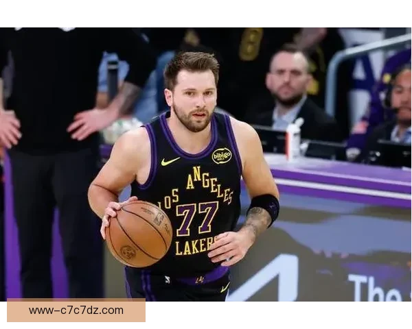 东契奇今晚教训布泽利斯一课